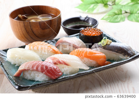 桌上的壽司和味mis湯 桌上的壽司和味mis湯 63639400