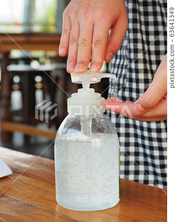 Hand washing with gel-alcohol in a clear bottle To prevent viruses. 63641349