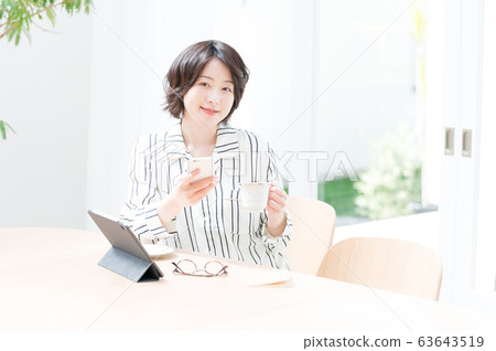 女性室內穿著生活方式 63643519