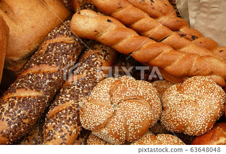 Fresh bread buns and loaves on retail display 63648048