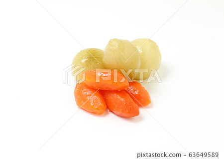 杯胡蘿蔔和洋蔥,肉配菜,燉的蔬菜,白色背景 杯胡蘿蔔和洋蔥,肉配菜,燉的蔬菜,白色背景 63649589