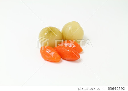 杯胡蘿蔔和洋蔥，肉菜配菜，燉的蔬菜，白色背景 63649592