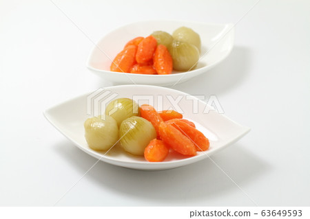 A small plate of carrot and onion in a glasset, stewed vegetables, white background 63649593