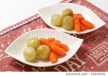 一小盤胡蘿蔔和洋蔥放在玻璃板上，燉蔬菜 63649595