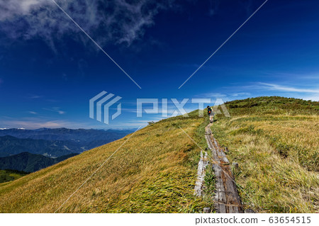 Grassland of the early autumn winding machine mountain ridge line 63654515