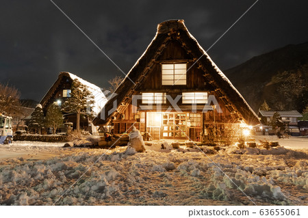 The Shirakawa Village, a world heritage site, with its traditional houses with gassho-zukuri style roofs at night in winter 63655061