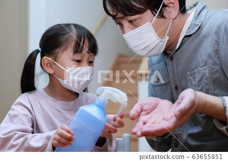 口罩（父母子女家庭嬰兒爸爸父親人育兒育兒過敏疾病預防感冒） 63655851