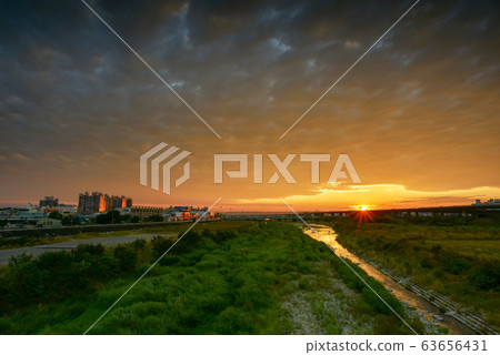 在清澈的河面上,在太陽的天際線上,在太陽的表面上,在A彩的表面上,以及在水,的表面上。 在清澈的河面上,在太陽的天際線上,在太陽的表面上,在A彩的表面上,以及在水,的表面上。 63656431