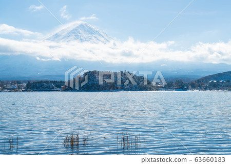 Mountain Fuji San at  Kawaguchiko Lake. 63660183