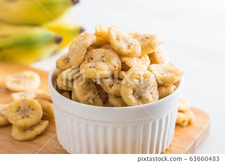 banana crispy chips 63660483