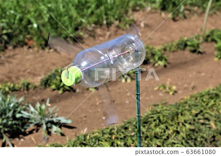 Round and round plastic bottle whirligig 63661080