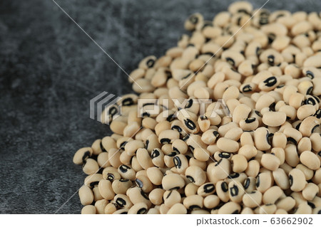 White dry beans spread over the right side of the table 63662902