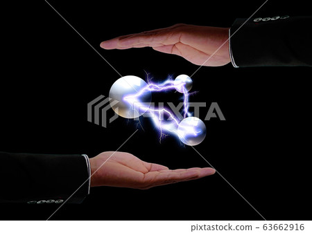 相連的球體漂浮在手掌中 相連的球體漂浮在手掌中 63662916