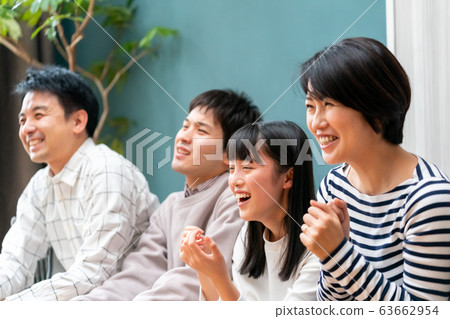 family, cheering, support 63662954