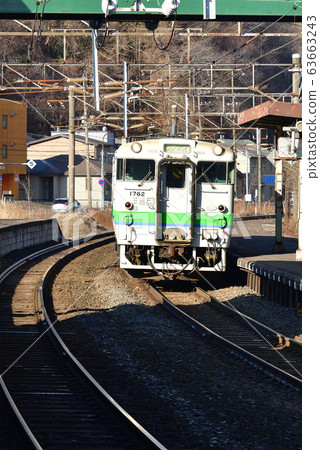 拍攝早春從北海道室蘭市JR萬石石站進出的定期火車的風景 63663243
