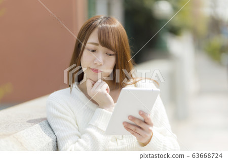 一個女人與一台平板電腦 63668724