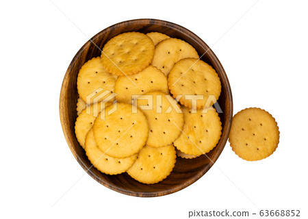 Top view of crunchy round crackers in wooden bowl Top view of crunchy round crackers in wooden bowl 63668852