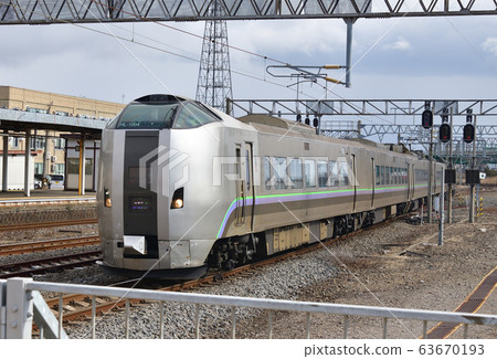 拍攝早春從北海道室蘭市的JR東室蘭出發和離開的山谷特級百合的景色 63670193