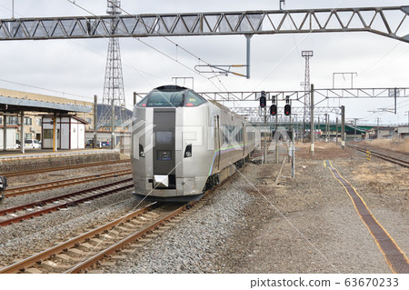 拍攝早春從北海道室蘭市的JR東室蘭出發和離開的山谷特級百合的景色 63670233