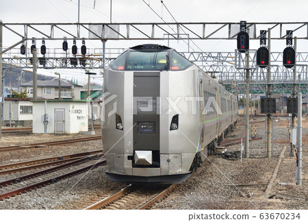 拍攝早春從北海道室蘭市的JR東室蘭出發和離開的山谷特級百合的景色 63670234