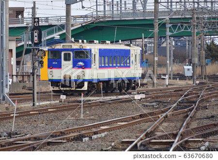 拍攝早春從北海道室蘭市的JR東室蘭站出發和離開的普通火車的景色 63670680
