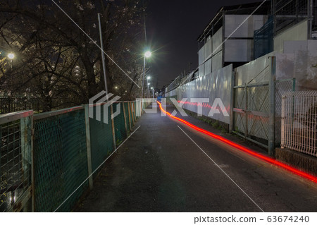 午夜修長的城市道路,路燈和摩托車的光跡 午夜修長的城市道路,路燈和摩托車的光跡 63674240