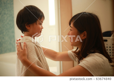 Parent and child wiping the body Parent and child wiping the body 63674840