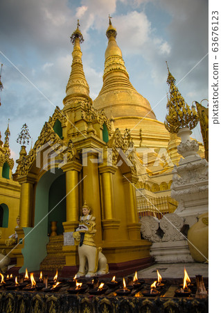 Shwedagon Pagoda Shwedagon Pagoda 63676123