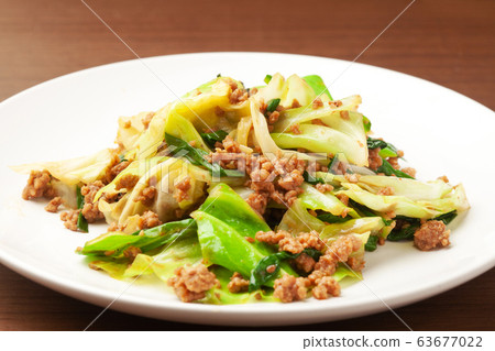 Stir-fried cabbage with miso 63677022