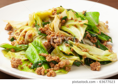 Stir-fried cabbage with miso 63677023