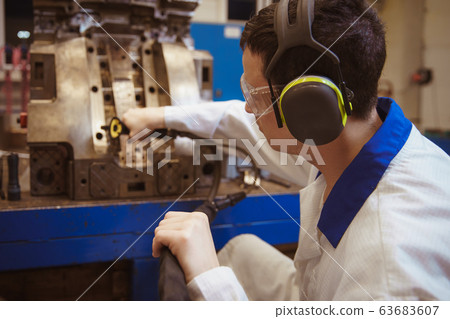 use dry ice for cleaning metal molds in the factory 63683607