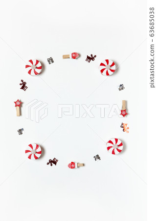 Simple Christmas composition. Round frame of 63685038