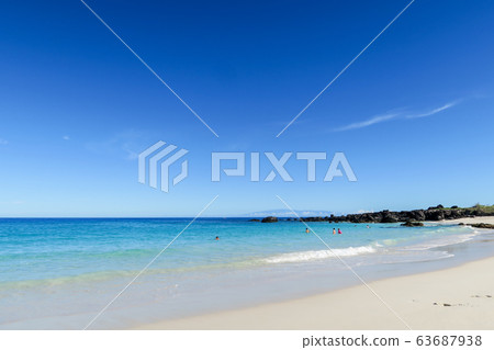 夏威夷島,凱魯瓦-柯納,馬尼尼奧瓦利海灘(庫阿灣)上美麗的海灘 夏威夷島,凱魯瓦-柯納,馬尼尼奧瓦利海灘(庫阿灣)上美麗的海灘 63687938