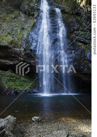 Crown is a waterfall (Shimane prefecture) 63693133