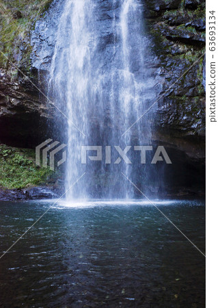 Crown is a waterfall (Shimane prefecture) 63693134