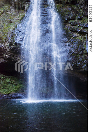 Crown is a waterfall (Shimane prefecture) 63693135