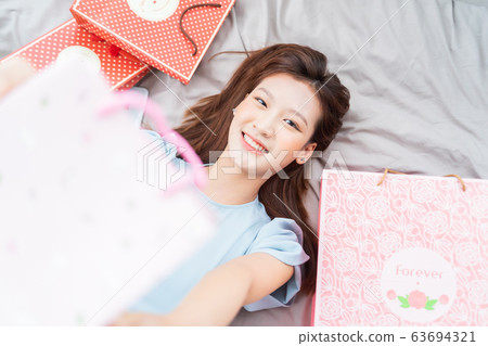 Beautiful woman. shopaholic, shopping 63694321