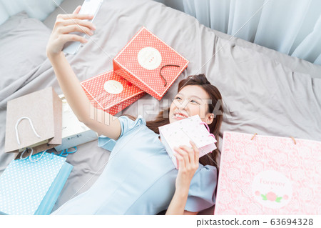 Beautiful woman. shopaholic, shopping 63694328