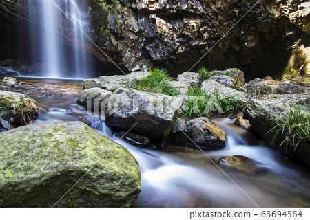 Crown is a waterfall (Shimane prefecture) 63694564