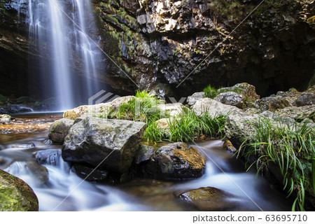 Crown is a waterfall (Shimane prefecture) 63695710