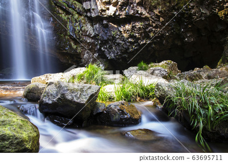 Crown is a waterfall (Shimane prefecture) 63695711