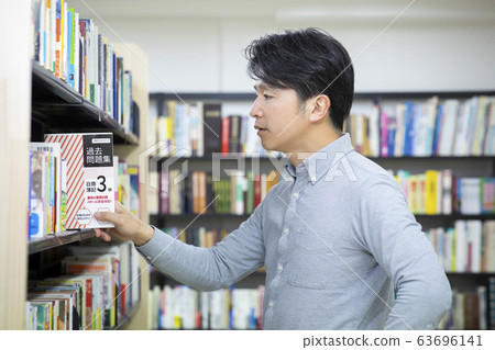 40多歲，50多歲的男性圖書館圖書館學習書籍（參考書的封面是Pixta攝影的道具） 63696141