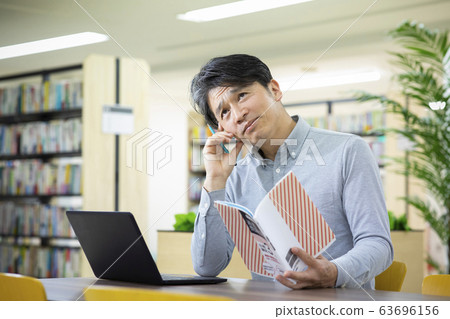 40多歲，50多歲的男性圖書館圖書館學習書籍（參考書的封面是Pixta攝影的道具） 63696156
