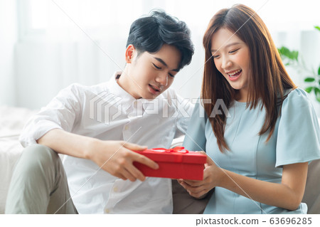Couple, love, valentine, gift 63696285