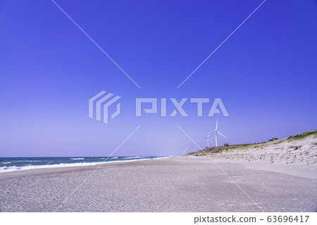 (Shizuoka Prefecture) Wind power windmill of Hamaoka sand dune 63696417