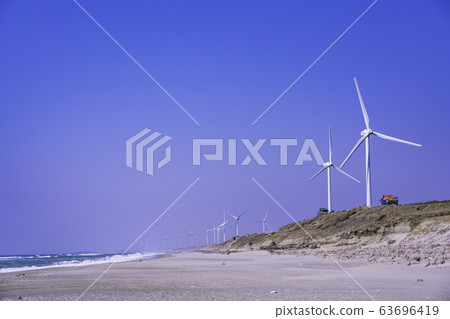 (Shizuoka Prefecture) Wind power windmill of Hamaoka sand dune 63696419