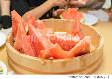 大量吃西瓜 大量吃西瓜 63697791