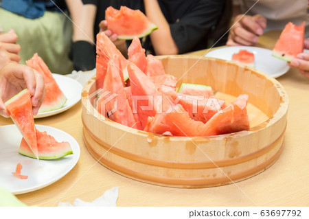 大量吃西瓜 63697792