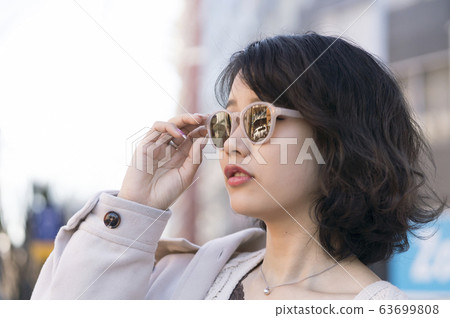 太陽鏡的女性東京原宿 63699808