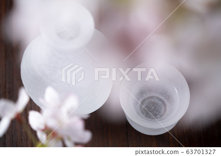 Sake and cherry blossoms 63701327